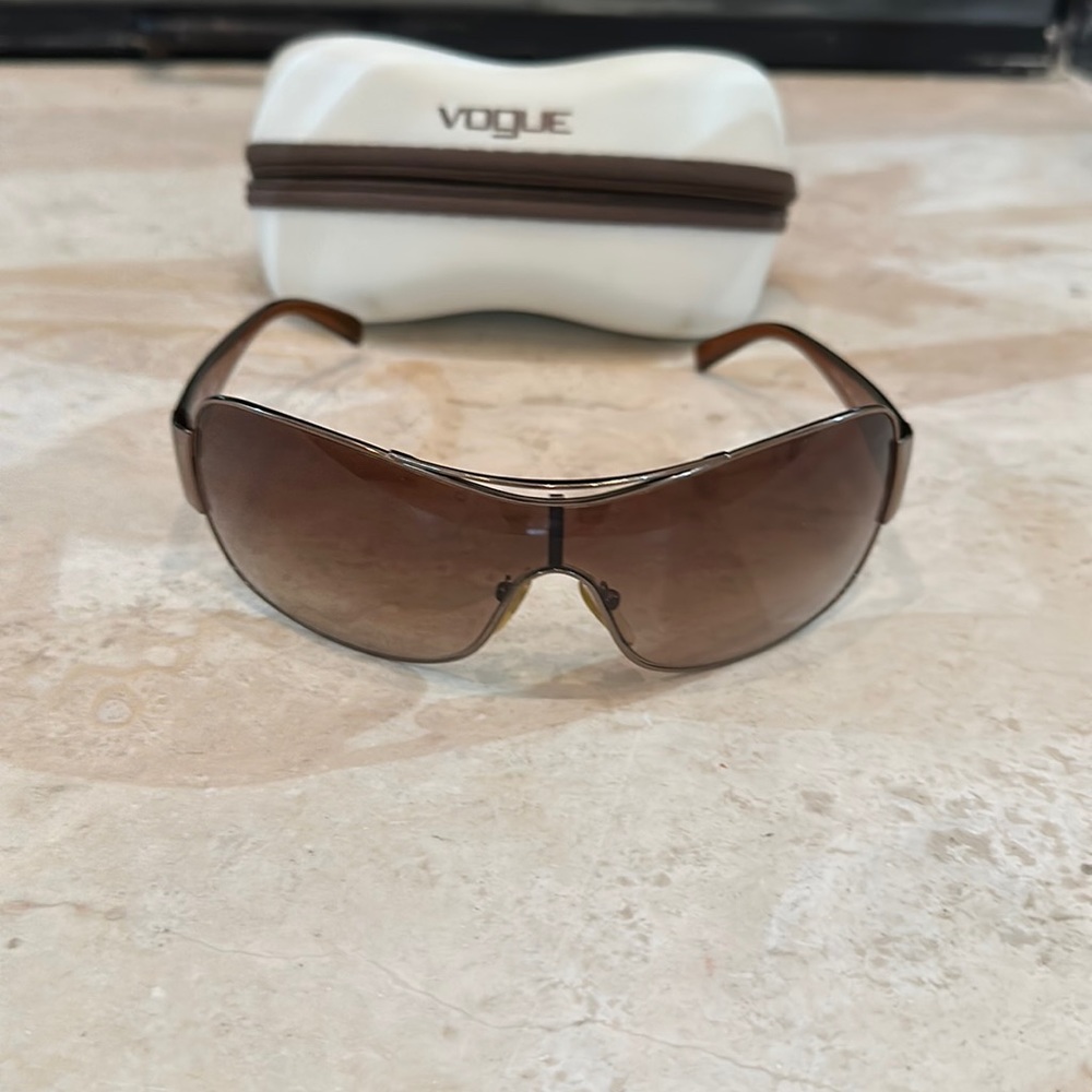 Vintage Vogue shields 🤎